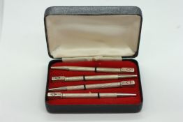 A VINTAGE SILVER BRIDGE PENCIL SET IN A FITTED BOX, BIRMINGHAM 1978 MAKER W.M.