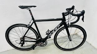 A FELT ONE CARBON FIBRE FRAMED 22 SPEED ROAD / RACING BIKE (56CM FRAME) SHIMANO ULTEGRA BRAKES,