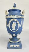 A WEDGEWOOD BLUE JASPER TWO HANDLED URN AND COVER (FINIAL A/F) H 30CM.