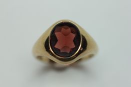 A 9CT GOLD RING, SET WITH OVAL PALE MAUVE STONE.