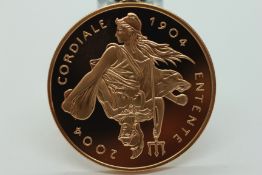 100TH ANNIVERSARY ENTENTE CORDIALE £5 COMMEMORATIVE GOLD PROOF COIN WITH PRESENTATION BOX AND