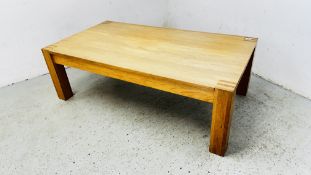 A MODERN SOLID LIGHT OAK COFFEE TABLE, 70CM X 130CM, HEIGHT 42CM.