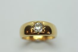 A DIAMOND GYPSY RING, THE SPREAD OF THE OVAL CUT STONE APPROXIMATELY 5MM, ON AN 18CT GOLD BAND.