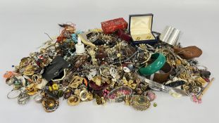A BOX CONTAINING AN EXTENSIVE COLLECTION OF ASSORTED COSTUME JEWELLERY, BEADED NECKLACES, BRACELET,