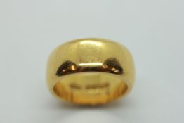 A 22CT GOLD GENTLEMAN'S WEDDING BAND.
