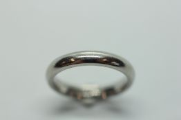 A HIGH GRADE WHITE METAL WEDDING BAND, PROBABLY PLATINUM, BIRMINGHAM ASSAY.