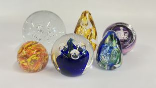 A GROUP OF 6 ART GLASS PAPERWEIGHTS TO INCLUDE COMMEMORATIVE AND LANGHAM EXAMPLES.