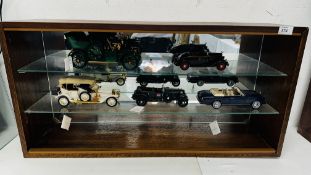 A DISPLAY CASE CONTAINING 3 X FRANKLIN MINT ROLLS ROYCE MODELS AND FRANKLIN MINT BENTLEY MODEL AND
