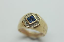 A 9CT GOLD SAPPHIRE AND DIAMOND RING, THE CENTRAL FOUR STONES IN A LOZENGE SETTING,