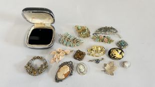 A GROUP OF 15 ANTIQUE AND VINTAGE BROOCHES AND CAMEOS TO INCLUDE 5 STERLING SILVER.