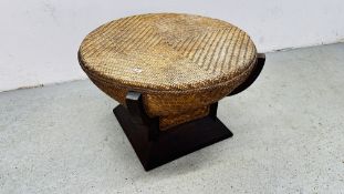 A NATIVE WICKER OCCASIONAL TABLE INSET ON A HARDWOOD STAND DIAM 82 H 54CM.