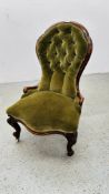 A VICTORIAN WALNUT BUTTON BACK NURSING CHAIR PROFESSIONALLY RE-UPHOLSTERED (GREEN VELOUR).