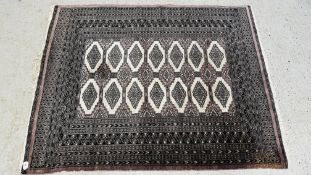 AN EASTERN MAUVE AND CREAM TRADITIONAL PATTERNED RUG 173CM X 135CM.