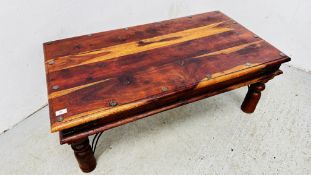 A RUSTIC HARDWOOD RECTANGULAR COFFEE TABLE L 112CM W 61CM H 40CM.