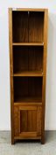 MODERN LIGHT OAK TOWER SHELF UNIT WITH CUPBOARD TO BASE, W 44CM X D 30CM X H 170CM.
