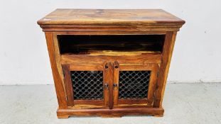 A RUSTIC HARD WOOD ENTERTAINMENT STAND WITH IRON CRAFT DETAIL W 80CM D 40CM H 72CM.