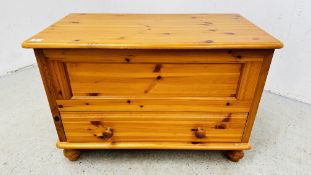 A HONEY PINE SINGLE DRAWER BLANKET CHEST - W 85CM D 46CM H 57CM.
