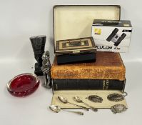 A GROUP OF COLLECTIBLES TO INCLUDE THREE SILVER SPOONS, SILVER DECANTER LABELS,