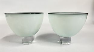 GILLIES JONES: A PAIR OF OPAQUE GLASS DESIGNER CUP SHAPED PEDESTAL BOWLS, DIAMETER 15CM.