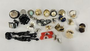 APPROX 21 X PAIRS OF ASSORTED COSTUME JEWELLERY CLIP ON EARRINGS TO INCLUDE DESIGNER GLASS &
