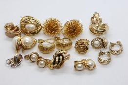 13 X PAIRS OF ASSORTED DESIGNER GOLD TONE CLIP ON EARRINGS TO INCLUDE EXAMPLES MARKED MONET.