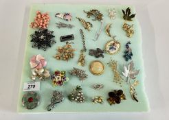 APPROX 32 ASSORTED MODERN & VINTAGE BROOCHES TO INCLUDE STONE SET & ENAMEL EXAMPLES.