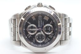 GENTS SEIKO CHRONOGRAPH 100M WRIST WATCH ON STAINLESS STEEL BRACELET.