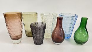 A GROUP OF 7 X ART GLASS VASES TO INCLUDE SKLO UNION, CAITHNESS GLASS + MOSER, ETC.