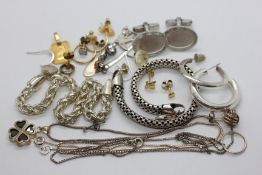 A TRAY OF MIXED SILVER AND WHITE METAL JEWELLERY TO INCLUDE BRACELETS, EARRINGS AND CUFF LINKS.