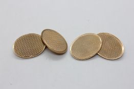 A PAIR OF 9CT GOLD ENGINE TURNED GENT'S CUFF LINKS IN A VINTAGE PRESENTATION BOX MARKED JOHN SMITH