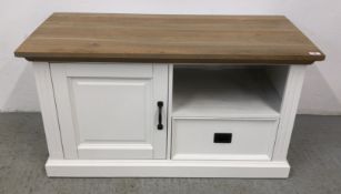 A GOOD QUALITY DESIGNER ENTERTAINMENT STAND, SINGLE DOOR SINGLE DRAWER WITH OPEN SHELF ABOVE,