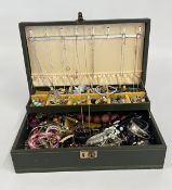 A JEWELLERY BOX & CONTENTS TO INCLUDE AN EXTENSIVE GROUP OF COSTUME JEWELLERY,