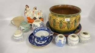 A GROUP OF 6 ASSORTED ORIENTAL GINGER JARS TO INCLUDE VINTAGE BLUE AND WHITE EXAMPLES,