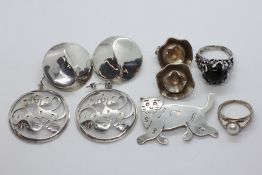 A GROUP OF DESIGNER AND MODERNIST SILVER JEWELLERY TO INCLUDE RINGS, EARRINGS AND A BROOCH.