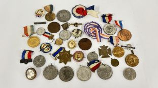 A BAG OF ASSORTED VINTAGE ROYALTY MEMORABILIA TO INCLUDE BADGES, BROOCHES, MEDALS & MEDALLIONS ETC.
