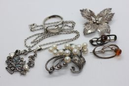 A GROUP OF VINTAGE SILVER AND WHITE METAL JEWELLERY TO INCLUDE CHARLES HORNER BROOCH CHESTER 1912,