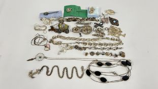 A BAG OF ASSORTED SILVER AND WHITE METAL JEWELLERY TO INCLUDE PENDANT NECKLACES,