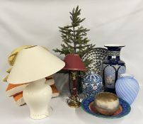A GROUP OF HOMEWARE DECORATIVE EFFECTS TO INCLUDE A GLASS VASE, TABLE, LAMPS, LARGE POTTERY VASES,