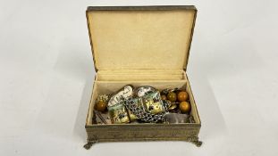 TRINKET BOX AND CONTENTS TO INCLUDE A GROUP OF VINTAGE JEWELLERY WHITE METAL AND SILVER, CAMEO,