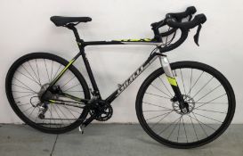 A GIANT TCX 20 SPEED ROAD / RACING BICYCLE FITTED WITH AXIS SPORT RIMS, HYDRAULIC DISK BRAKES.