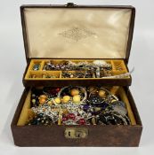A JEWELLERY BOX & CONTENTS TO INCLUDE COSTUME JEWELLERY, BEADED NECKLACES, GOLD TONE EARRINGS ETC.