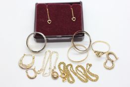 4 SINGLE 9CT GOLD EARRINGS, 9CT GOLD RING, FINE 9CT GOLD CHAIN A/F,