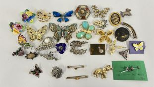 A GROUP OF 33 MODERN AND VINTAGE BROOCHES TO INCLUDE BUTTERFLY, ENAMEL,