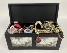 A LARGE JEWELLERY / TRINKET BOX WITH PHOTO INSERTS TO INCLUDE AN EXTENSIVE GROUP OF ASSORTED