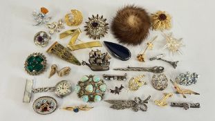 APPROX 30 VINTAGE BROOCHES TO INCLUDE STONE SET & SILVER EXAMPLES, GALLEON BY MIRACLE.