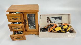 A JEWELLERY CHEST & CONTENTS TO INCLUDE BEADED NECKLACES, SILVER AND WHITE METAL, BANGLES ETC.