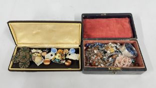 A VINTAGE JEWELLERY BOX CONTAINING A GROUP OF VINTAGE BEADED NECKLACES,