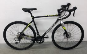 A GIANT TCX 20 SPEED ROAD / RACING BICYCLE FITTED WITH AXIS SPORT RIMS, HYDRAULIC DISK BRAKES.