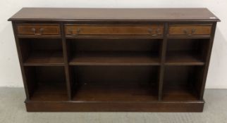 A REPRODUCTION MAHOGANY FINISH BOOKCASE WITH SINGLE DRAWER, W 153CM.