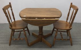MODERN BEECH WOOD KITCHEN TABLE WITH DROP SIDES ALONG WITH A SET OF FOUR MATCHING KITCHEN CHAIRS.